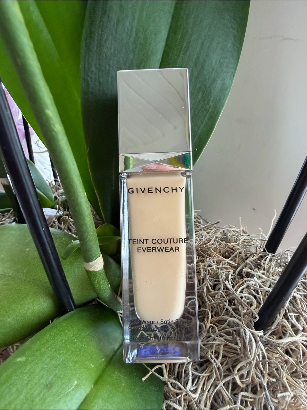Givenchy Teint Couture Everwear Foundation - Light Beige Bottle